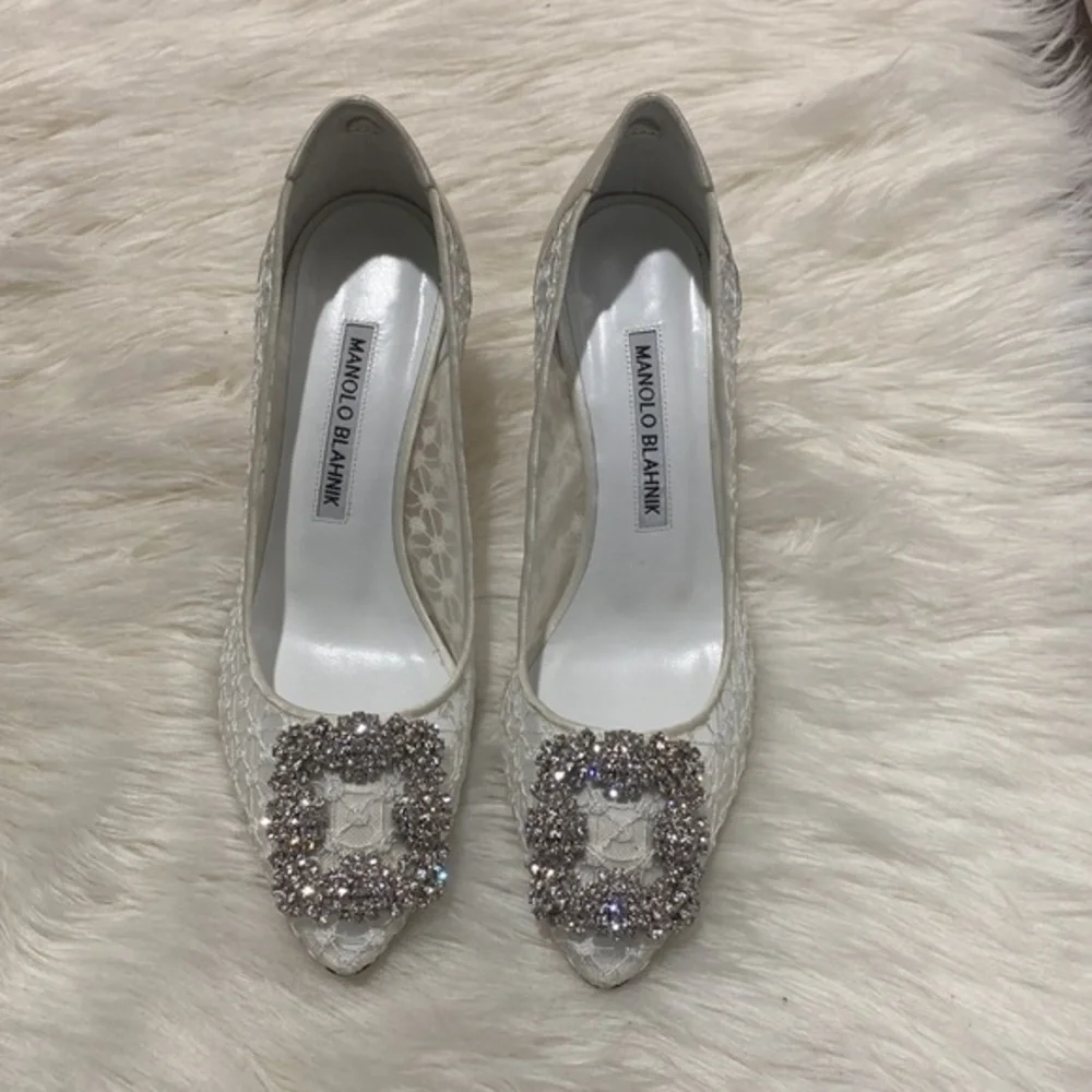 Manolo Blahnik Hangisilace Cream Lace Jewel‎ Buckle pumps size 35EU